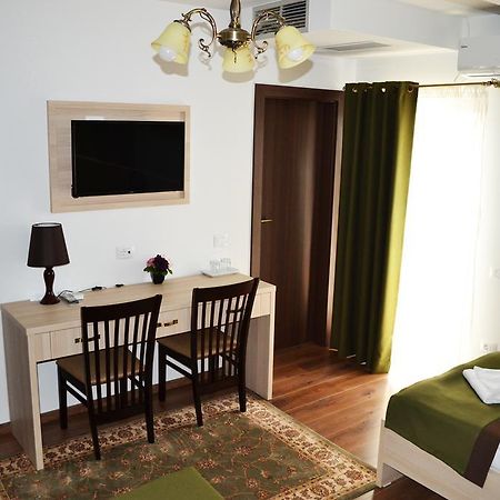 Casa Caroli Hotell Târgu Jiu Eksteriør bilde