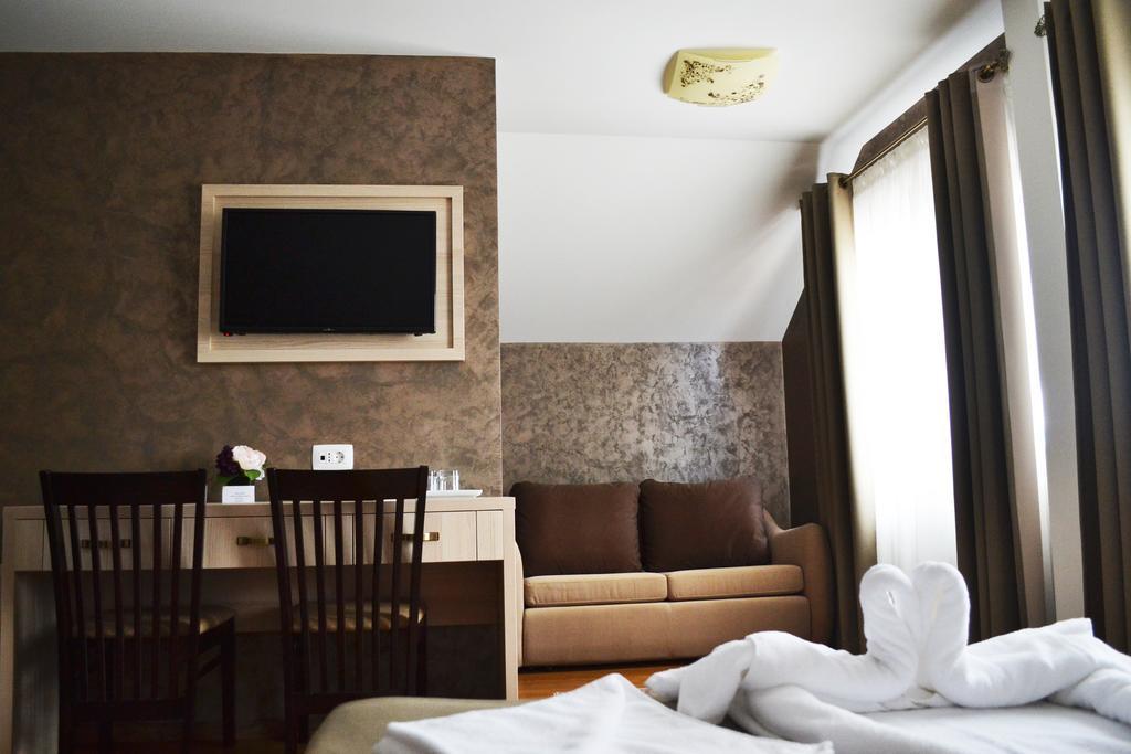 Casa Caroli Hotell Târgu Jiu Eksteriør bilde