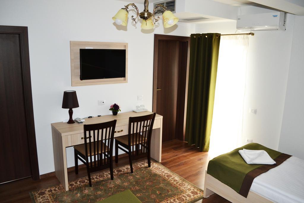 Casa Caroli Hotell Târgu Jiu Eksteriør bilde