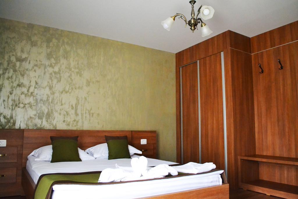 Casa Caroli Hotell Târgu Jiu Eksteriør bilde