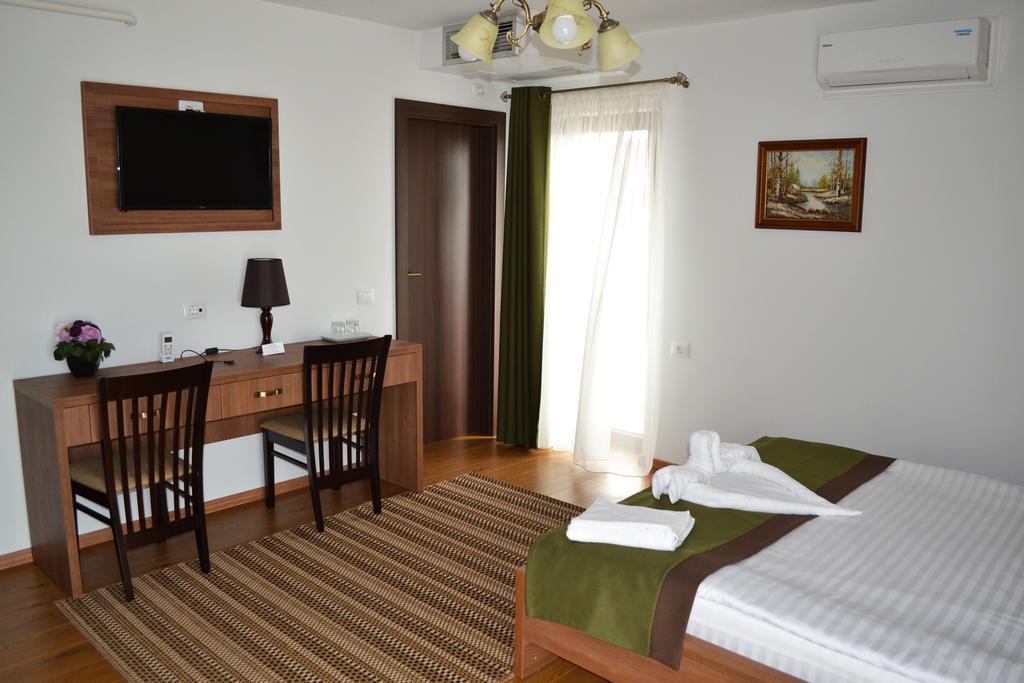 Casa Caroli Hotell Târgu Jiu Eksteriør bilde