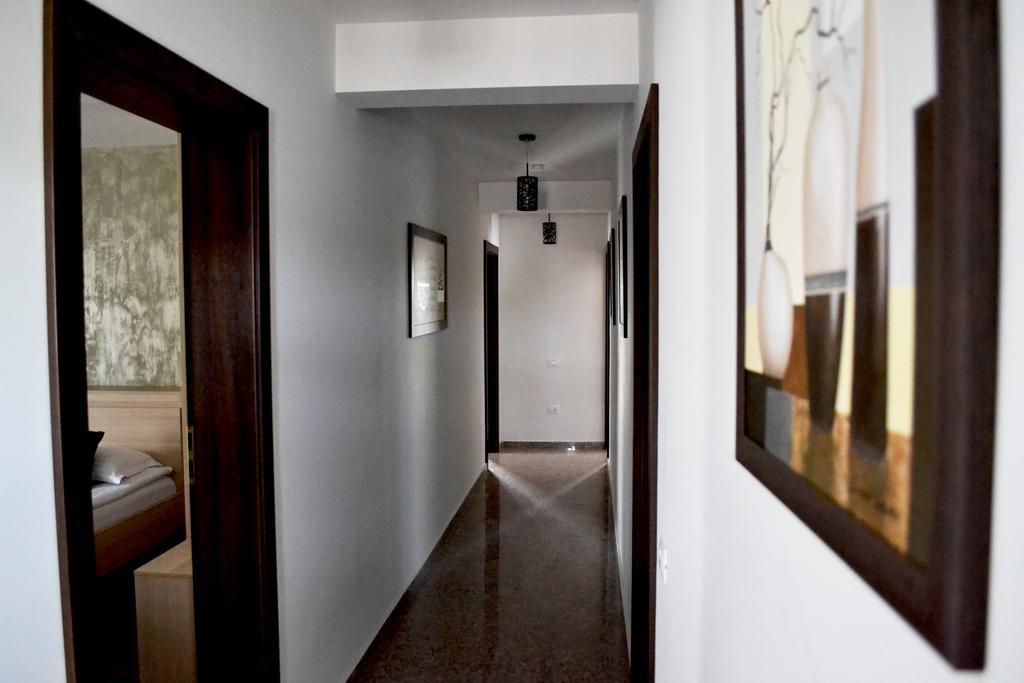 Casa Caroli Hotell Târgu Jiu Eksteriør bilde