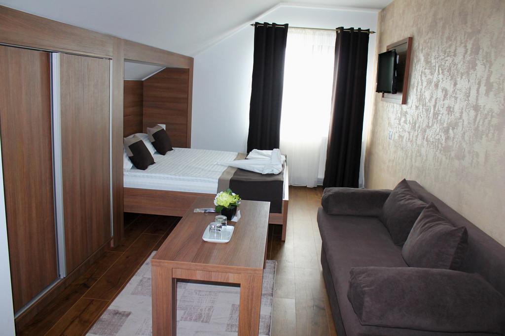 Casa Caroli Hotell Târgu Jiu Eksteriør bilde