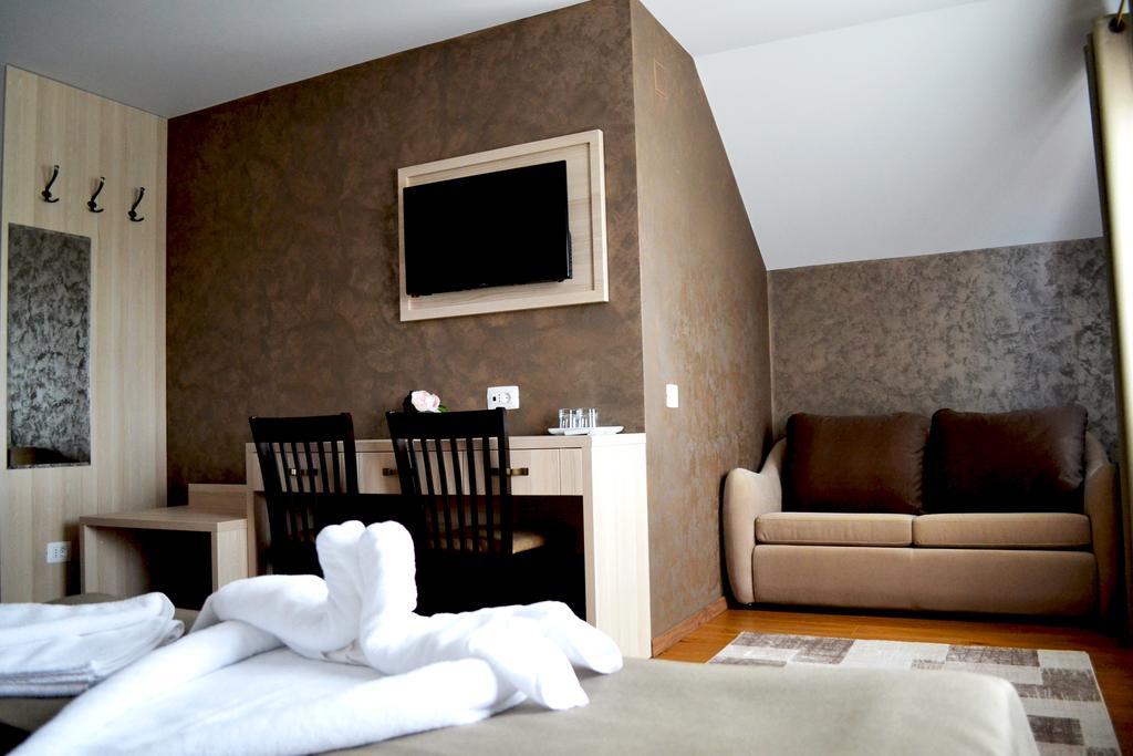 Casa Caroli Hotell Târgu Jiu Eksteriør bilde