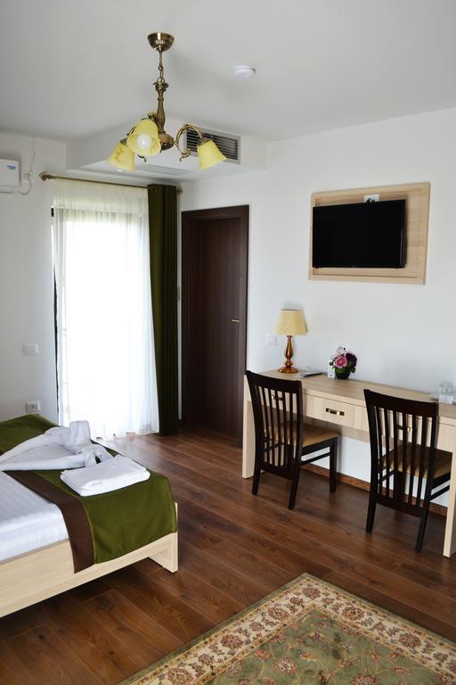 Casa Caroli Hotell Târgu Jiu Eksteriør bilde
