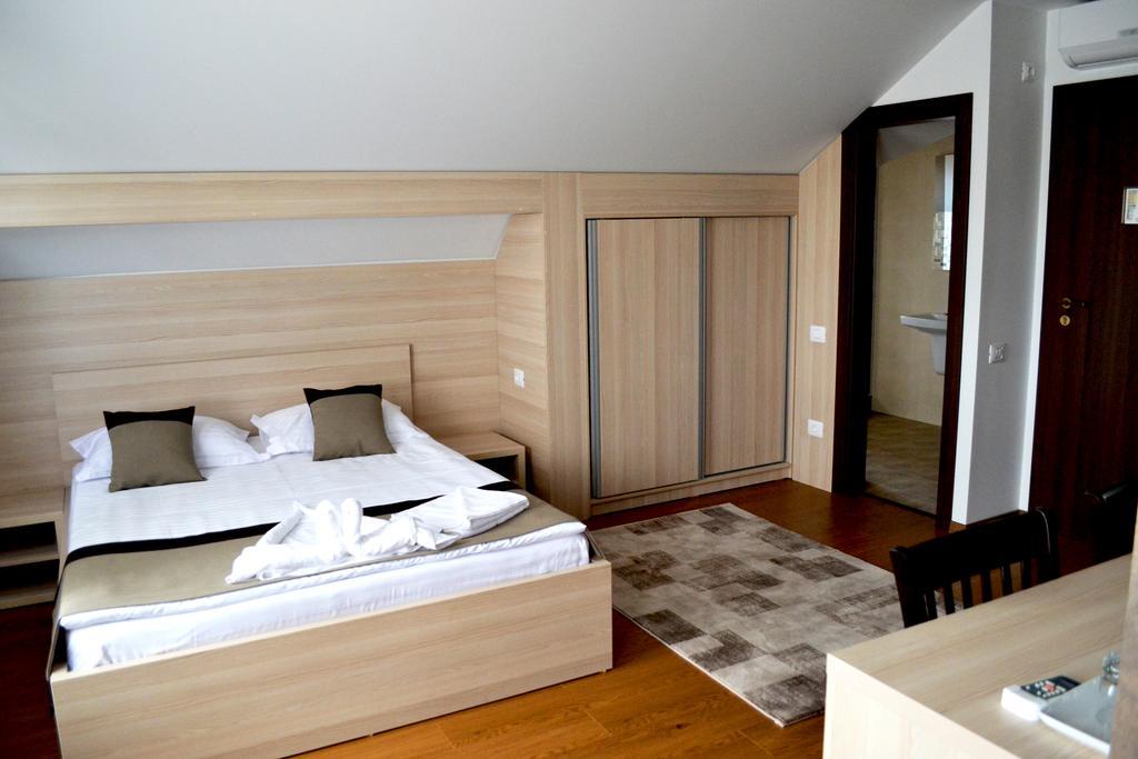 Casa Caroli Hotell Târgu Jiu Eksteriør bilde
