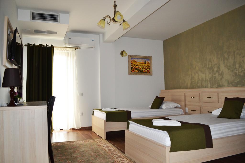 Casa Caroli Hotell Târgu Jiu Eksteriør bilde